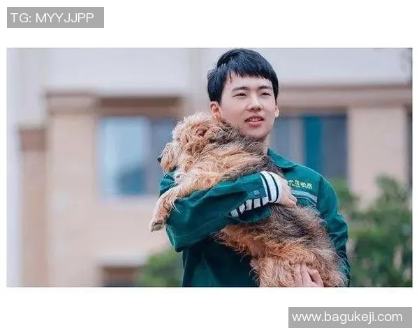 足球明星宠爱猫咪，明星与爱宠之间的温馨故事揭秘